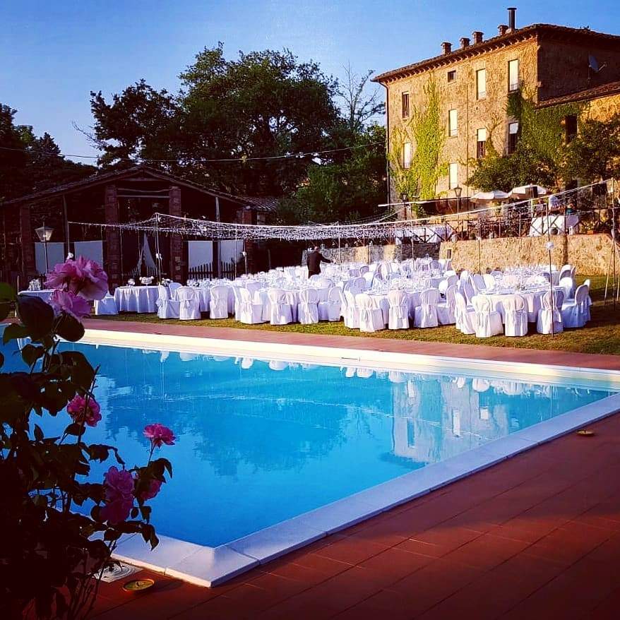 Tavoli del ricevimento di matrimonio a bordo piscina a Villa Le Querce